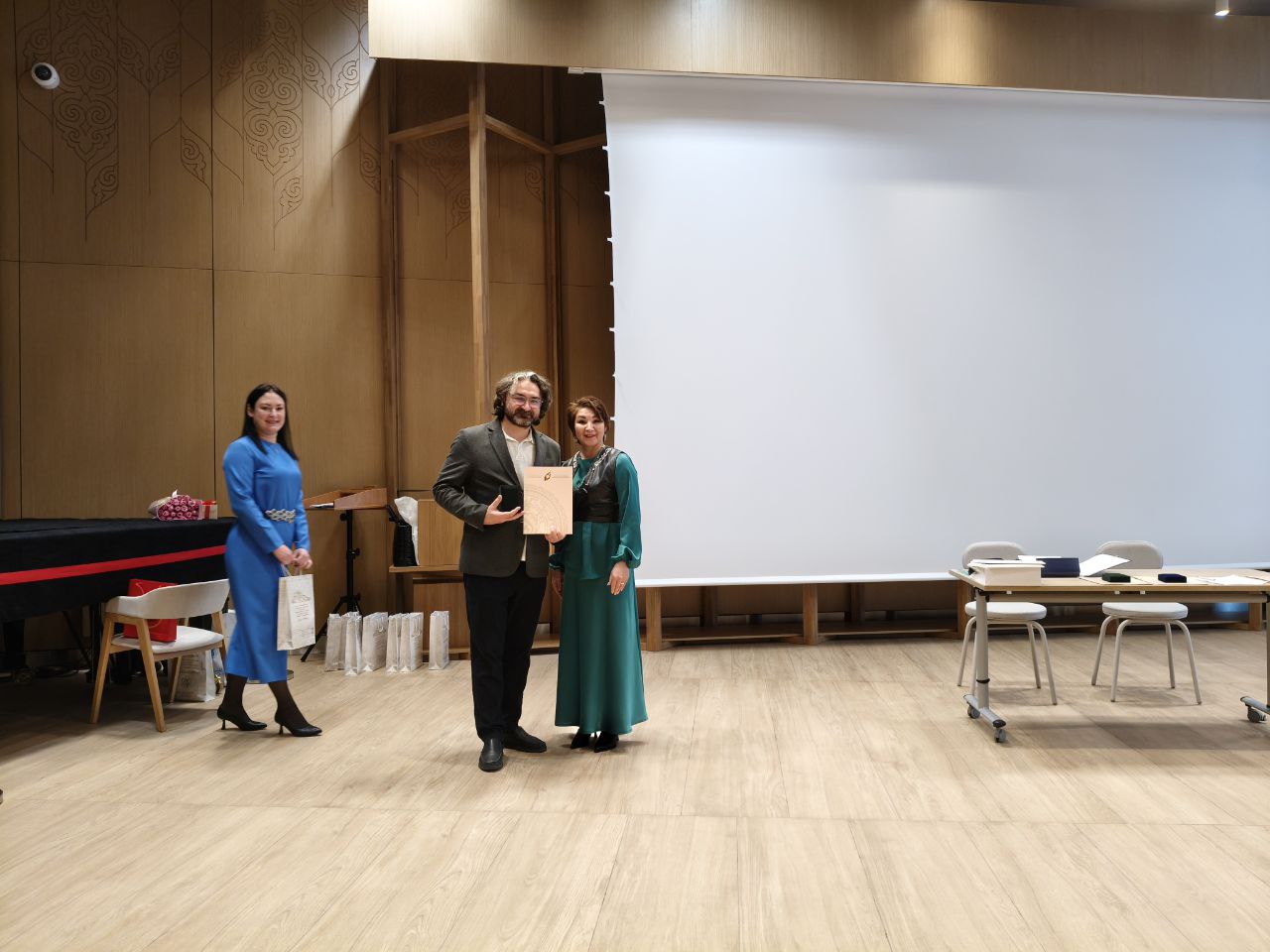 photo 5352715783236161573 y